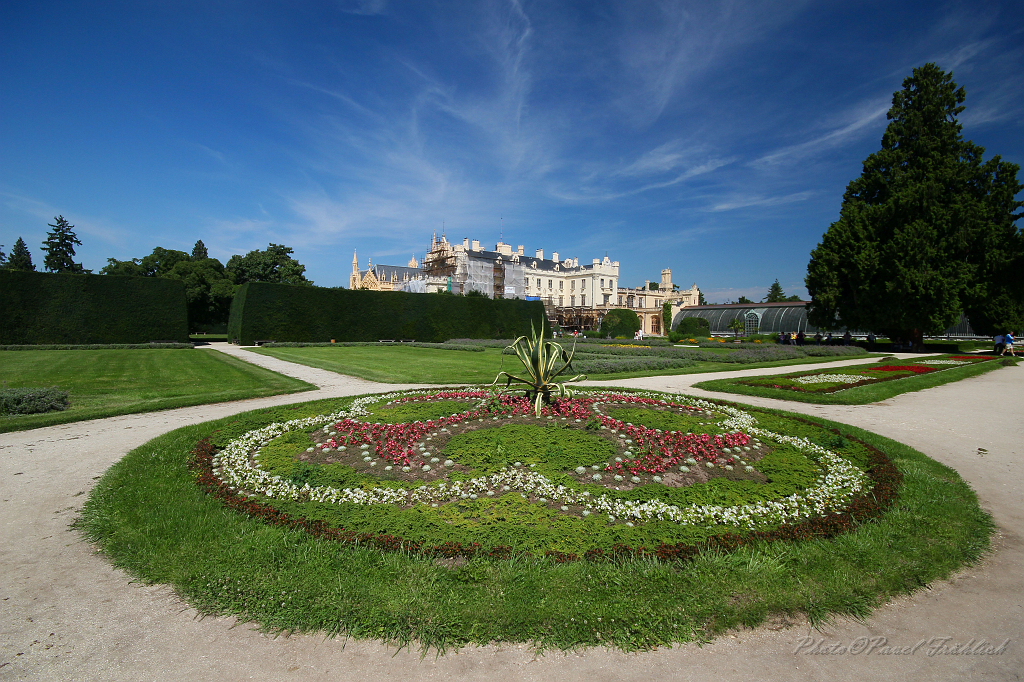 Zamek Lednice a zamecky park.jpg